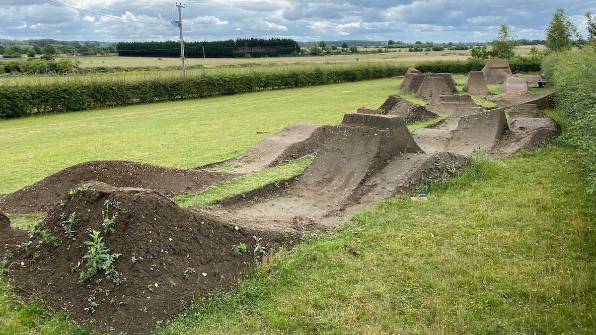 RIDER SLOPESTYLE STAR MATT JONES BUILDS BACKYARD MTB COURSE Bikezilla