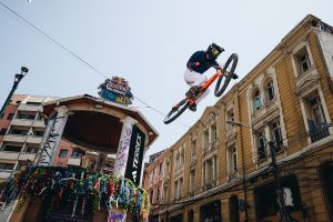 The colourful spectacle of the annual Red Bull Valparaíso Cerro Abajo urban downhill race took place in all its glory on Sunday 12 February 2023 as Tomáš Slavík picked up his third win in the 19th edition of the famed race around Chile's steeply streeted port city.