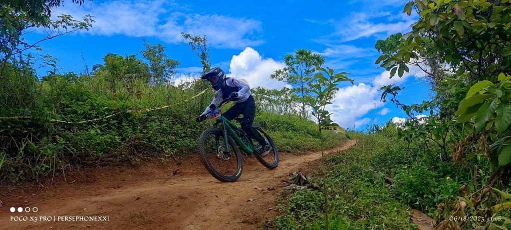 We have heard how hot the Philippines is when it comes to mountain biking (and the cycling sport as a whole). The Pinoy mountain bike community brought their own unique flavour and local culture to the sport, adding more colours to the Asian mountain biking scene. It is from amidst this fun-loving folks that we chanced upon young Sam Mariano who rides out from Roxas City. Lots of city slickers can claim they are into mountain biking and are totally into the sport. We'll let Sam show us what it means to be "into a sport" - or at least ... one way of being totally into the sport.